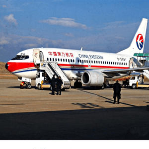 西庆机场货运航空快运业稳步发展的原因是什么？